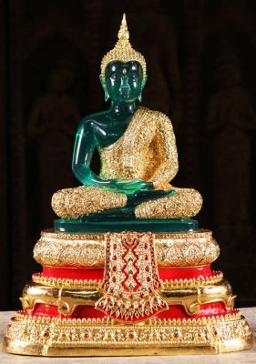 The Emerald Buddha! A Glimpse into 11th-Century Thai Sculpture and Divine Majesty!